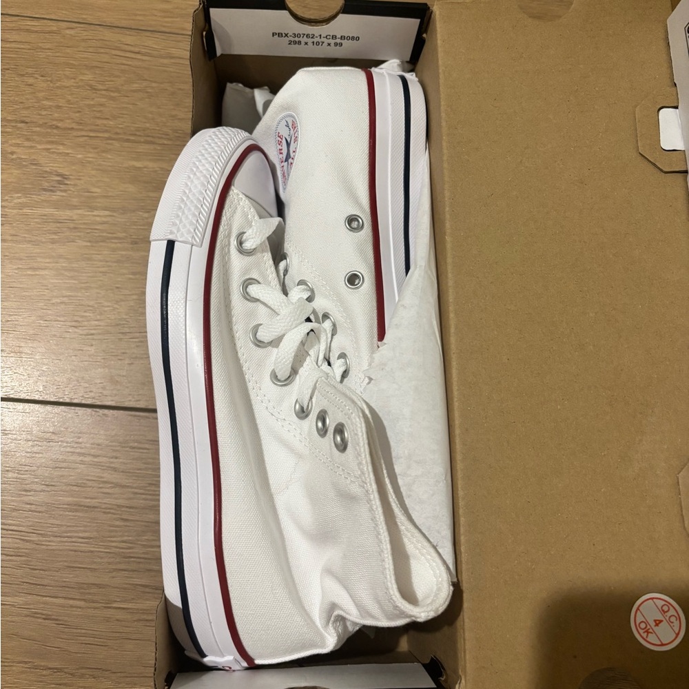 Converse Chuck Taylor high tops size 6